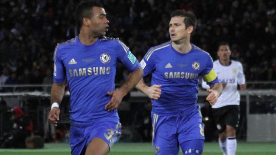 Piłka Ashley Cole