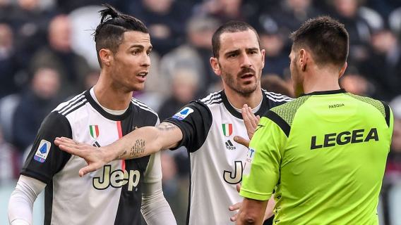 Juventus piłkarz gest