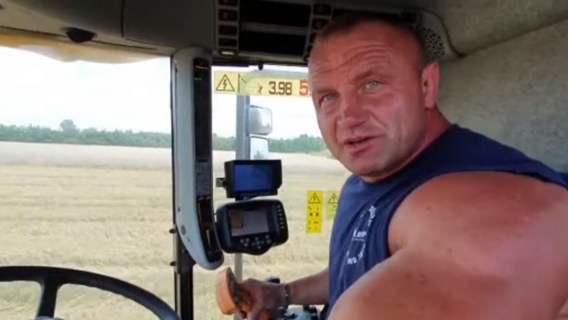 Mariusz Pudzianowski w kombajnie