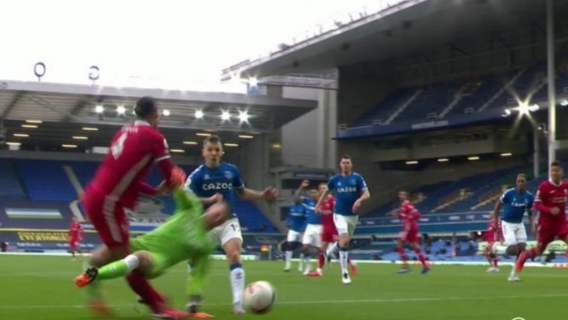 Faul Everton Liverpool